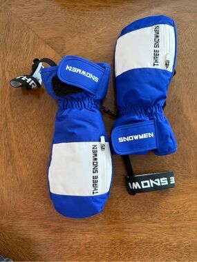 American Trends Three Snowmen Blue and White Ski Mittens